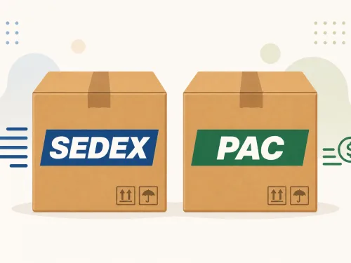 Duas caixas de encomenda lado a lado, uma com etiqueta SEDEX e outra com etiqueta PAC, sobre fundo neutro